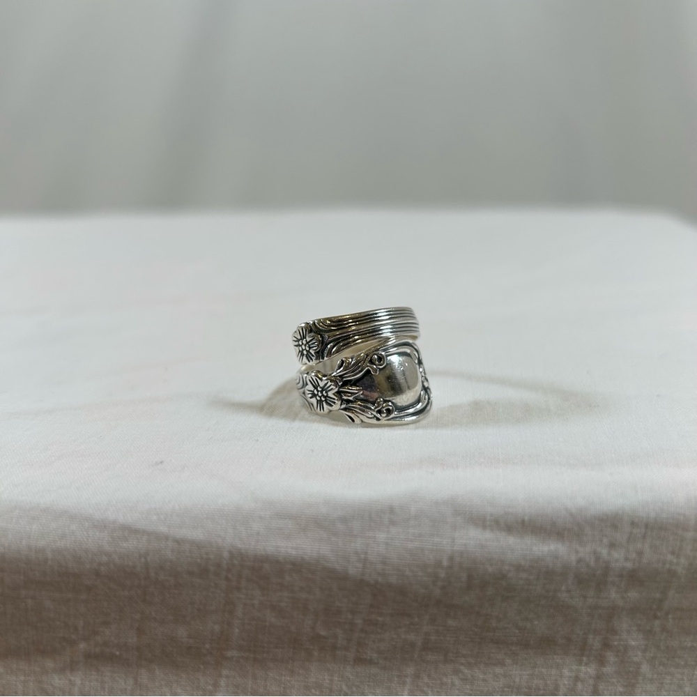 Vintage 1990s Avon Sterling Silver Spoon Ring w/ Floral Details Adjustable - Picture 5 of 9